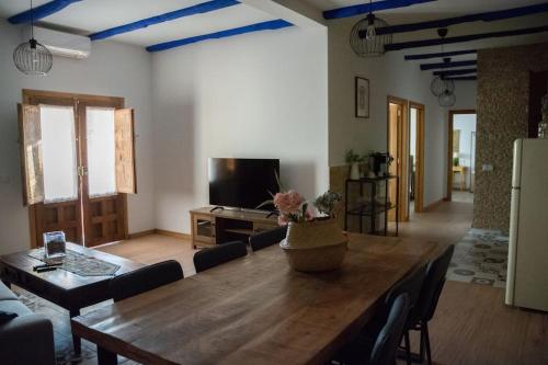 una sala de estar con una gran mesa de madera y un sofá en Casa Rural La Moreneta, en Las Mesas
