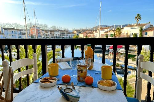 une table avec de la nourriture et des boissons sur un balcon dans l'établissement Lovely 3-room apartment with AC and WIFI - Lift, à Grimaud