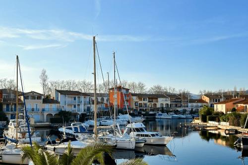 Un tas de bateaux sont amarrés dans un port de plaisance dans l'établissement Lovely 3-room apartment with AC and WIFI - Lift, à Grimaud