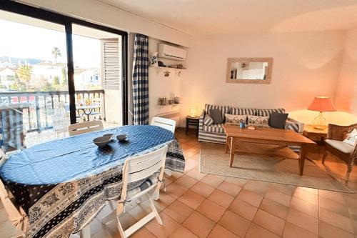 un salon avec une table et un canapé dans l'établissement Lovely 3-room apartment with AC and WIFI - Lift, à Grimaud
