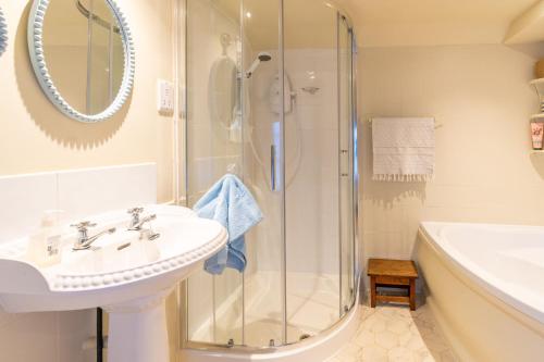 une salle de bain avec lavabo et douche dans l'établissement Worstead Cottage by Big Skies Cottages, à Worstead
