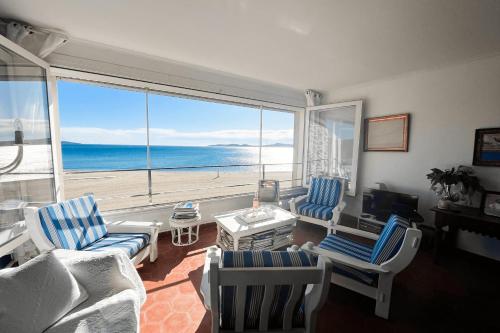 un salon avec vue sur l'océan dans l'établissement 4-room apartment on the beach with sea-view, à Grimaud