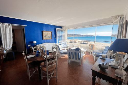 - un salon avec une table à manger et une vue sur l'océan dans l'établissement 4-room apartment on the beach with sea-view, à Grimaud