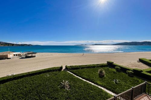 Elle offre une vue sur la plage et l'océan. dans l'établissement 4-room apartment on the beach with sea-view, à Grimaud