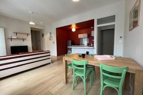 une cuisine et une salle à manger avec une table et des chaises en bois dans l'établissement Nice T3 with Wifi near the Vieux Port, à La Rochelle