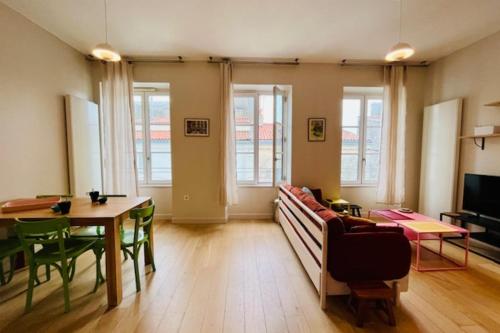 un salon avec un canapé et une table dans l'établissement Nice T3 with Wifi near the Vieux Port, à La Rochelle