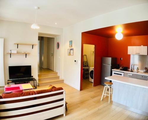 un salon avec un canapé et une cuisine dans l'établissement Nice T3 with Wifi near the Vieux Port, à La Rochelle