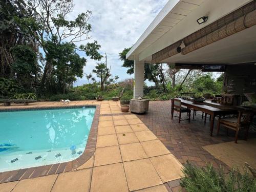 Swimmingpoolen hos eller tæt på Umdloti Cottage on 5th Avenue