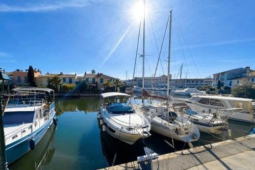 un groupe de bateaux est amarré dans un port dans l'établissement Renovated duplex apartment with AC and 2 terraces, à Grimaud
