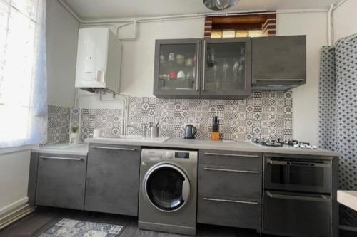une cuisine avec une machine à laver et un lave-linge dans l'établissement Nice house near hypercenter, à Trouville-sur-Mer