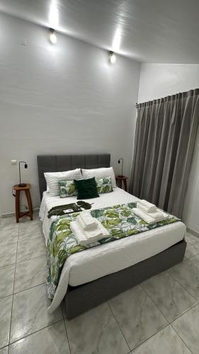 Un dormitorio con una cama grande en una habitación. en Oásis da Praia, en Praia da Vitória