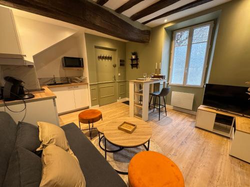 un salon avec un canapé et une table dans l'établissement La Réserve du Château, à Maintenon