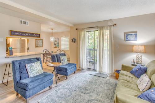 Χώρος καθιστικού στο Calabash Condo Close to Coast and Fishing