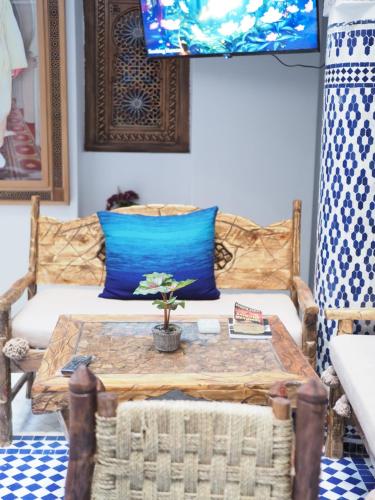 a living room with a table and a couch at Palacio Del Sol in Chefchaouene