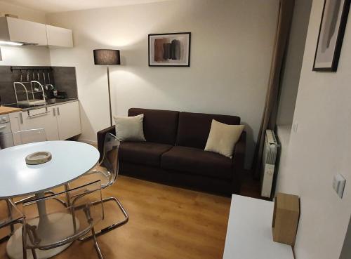 un petit salon avec un canapé et une table dans l'établissement DMC One, à Mulhouse