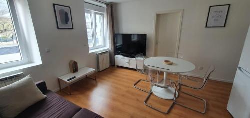 un salon avec une table et un canapé dans l'établissement DMC One, à Mulhouse