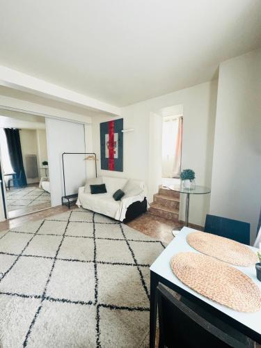 un salon avec deux lits et un canapé dans l'établissement Cozy flat heart of Paris, à Paris