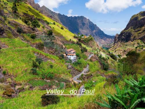 PaulPousada do Ceu的陡峭山坡上带 ⁇ 的房屋