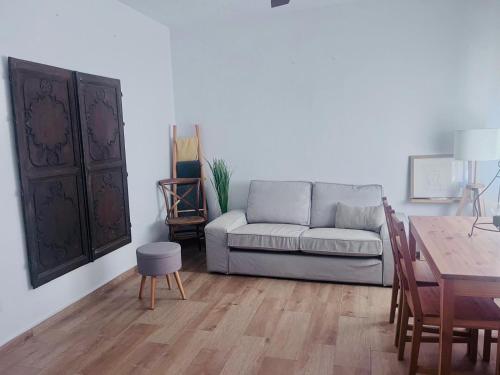 a living room with a couch and a table at Casa Kiwi Playa a 50 metros in El Palmar