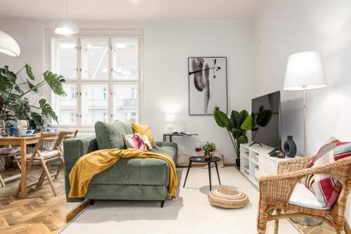 Prague Days - One-bedroom Apartment with Balcony and Workspace in Vinohrady