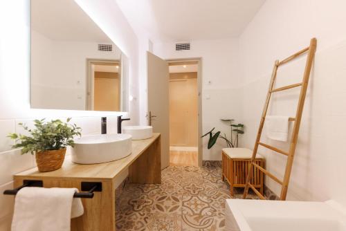 a bathroom with two sinks and a mirror at Bravissimo Maragall, very spacious and central in Girona