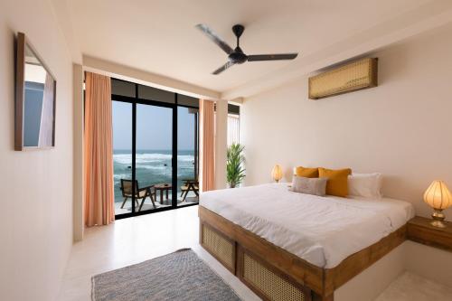 Un dormitorio con una cama y vista al mar. en Soul Temple Boutique Hotel ADULTS ONLY, en Ahangama