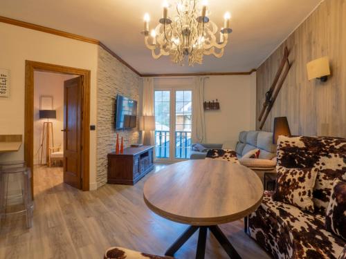 a living room with a table and a couch at Oso Polar in Sierra Nevada