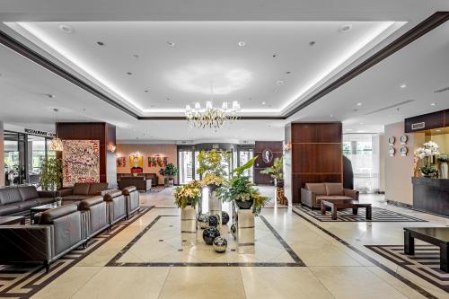 VILNIUS PARK PLAZA HOTEL, Restaurant & Terrace, Panorama Bar, Conference & Banquet Centerにあるシーティングエリア