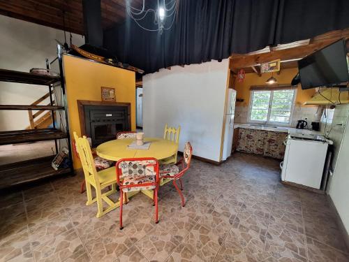 Una cocina con una mesa y sillas en una habitación. en Casa en Laguna de Lobos, en Lobos
