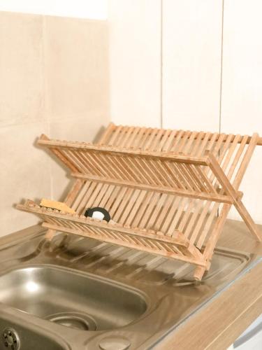 a wooden birdhouse sitting on top of a sink at Le studio du Coutach in Quissac
