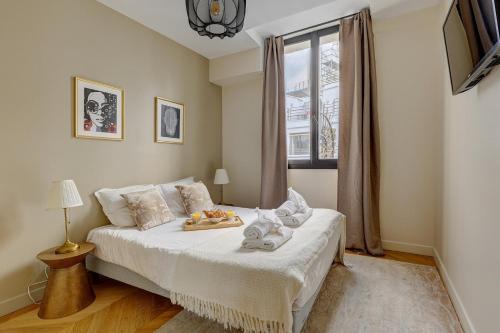 une chambre avec un lit avec deux serviettes dessus dans l'établissement Bluestay 241 - Superb apartment, à Paris