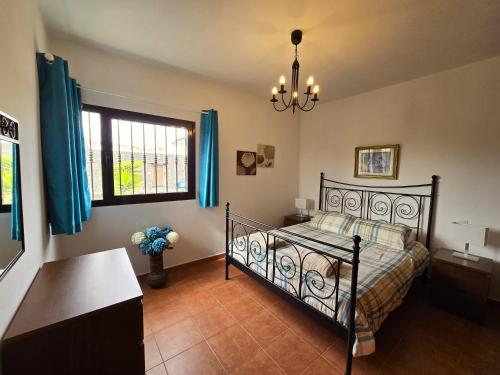Casa Georgiana, central Playa Blanca, private heated pool