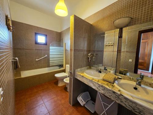 Casa Georgiana, central Playa Blanca, private heated pool
