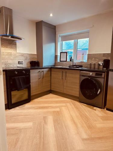 a kitchen with a washer and dryer in a room at Regent Apartment - FREE PARKING in Blythe