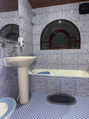 Bilik mandi di Hotel Grand Nishat