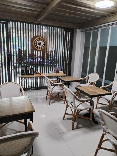 Ein Sitzbereich in der Unterkunft Kamalig Ng Caraga- Hotel Near SM Mall Butuan