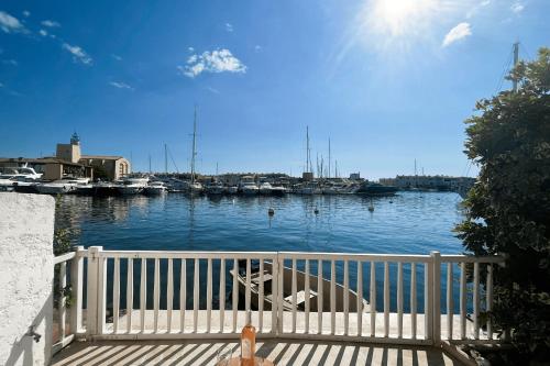une vue d'une marina avec des bateaux dans l'eau dans l'établissement Beautiful fisherman house and a mooring - WIFI, à Grimaud
