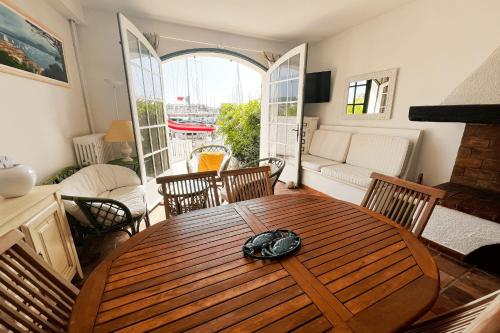 une table et des chaises en bois dans un salon dans l'établissement Beautiful fisherman house and a mooring - WIFI, à Grimaud