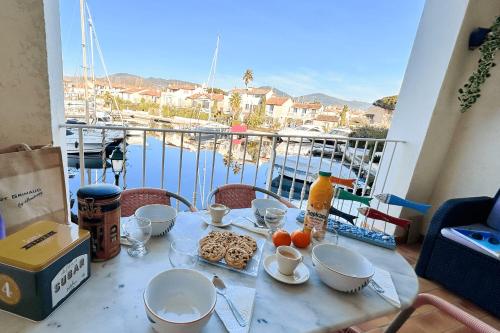 Photo de la galerie de l'établissement Pretty 2-room apartment with a loggia and a lift, à Grimaud