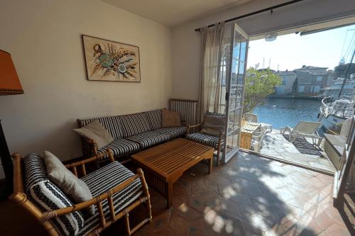 un salon avec un canapé et une table dans l'établissement Fisherman house close to the beach - WIFI, à Grimaud