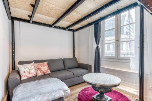 un salon avec un canapé et une table dans l'établissement Studio Pradel - Welkeys, à Lyon