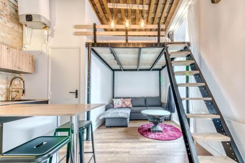 Cet appartement loft dispose d'un escalier et d'un canapé. dans l'établissement Studio Pradel - Welkeys, à Lyon