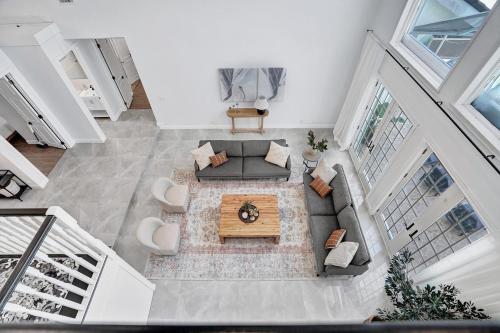 an overhead view of a living room with a couch and a table at Spacious Luxury Villa in Hollywood 6BR 5-Bath 5-Min Walk to Beach & Attractions in Hollywood