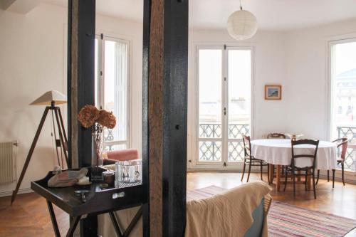 un salon avec une table et une salle à manger dans l'établissement Nice T3 near the must-see places of Paris, à Paris