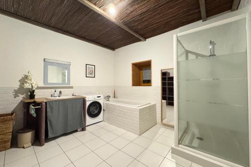 une salle de bain avec douche et machine à laver dans l'établissement Belles-Vues - Ozon, à Ozon