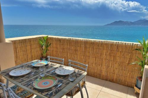 une table et des chaises avec vue sur l'océan dans l'établissement Le Seaview-Quiet-Swimming pool-Car park-Seafront, à Cannes