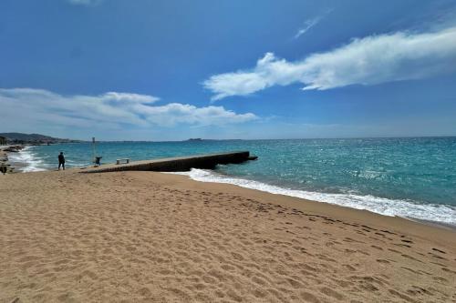 une plage de sable avec une jetée dans l'océan dans l'établissement Le Seaview-Quiet-Swimming pool-Car park-Seafront, à Cannes
