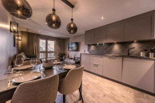 une cuisine et une salle à manger avec une table et des chaises dans l'établissement Chandonnelles I - L4L5 beautiful renovated appartement, à Mussillon