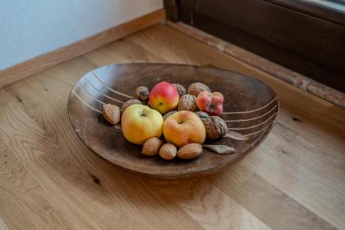a bowl of fruit on top of a wooden floor at Il Capriccio del Papa in Genga