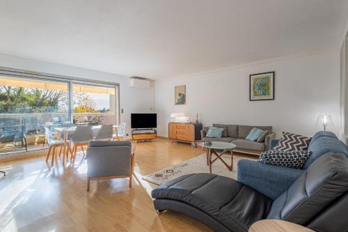 un salon avec un canapé et une table dans l'établissement Nice apartment near the Matisse Museum in Nice, à Nice